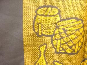 アンティーク　市松に家屋模様織出し本場泥大島紬着物（割り込み絣）